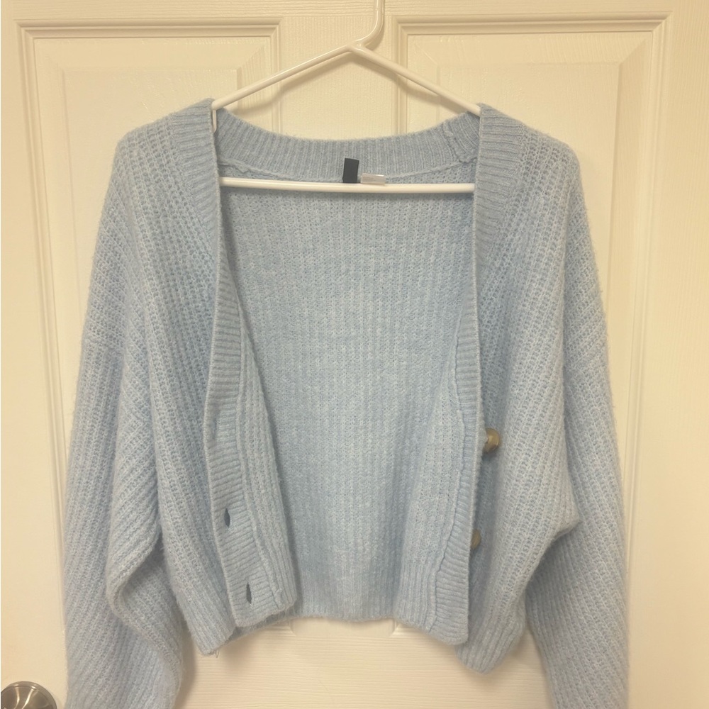 H&M Light Blue Cropped V-Neck Button Cardigan - Picture 2 of 4